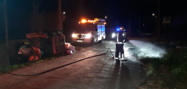 Incendiado un colector de lixo na ponte Rosende, no concello de Carballo